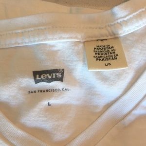 Levi's Shirts - 6- Men’s Levi’s t-shirts, 3 crew, 3 v-neck Levi's Shirts - 6- Men’s Levi’s t-shirts, 3 crew, 3 v-neck